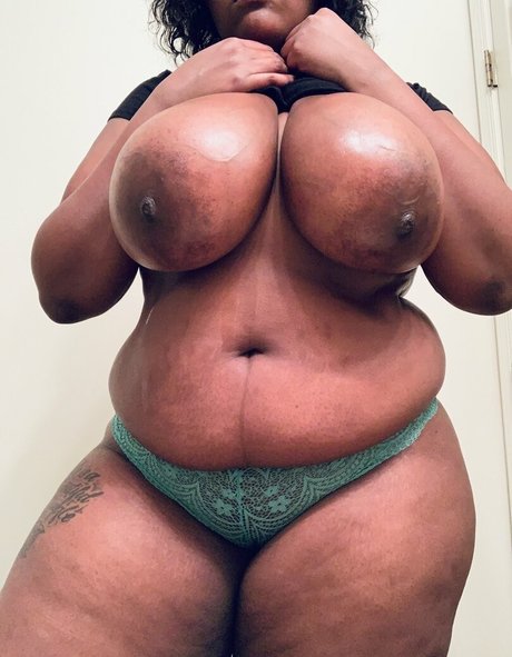thickkbeauty exclusive star pics