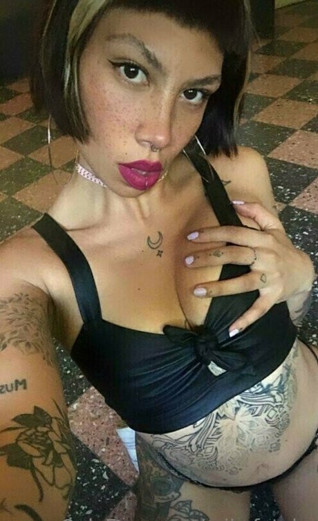 mikafatale star top photo