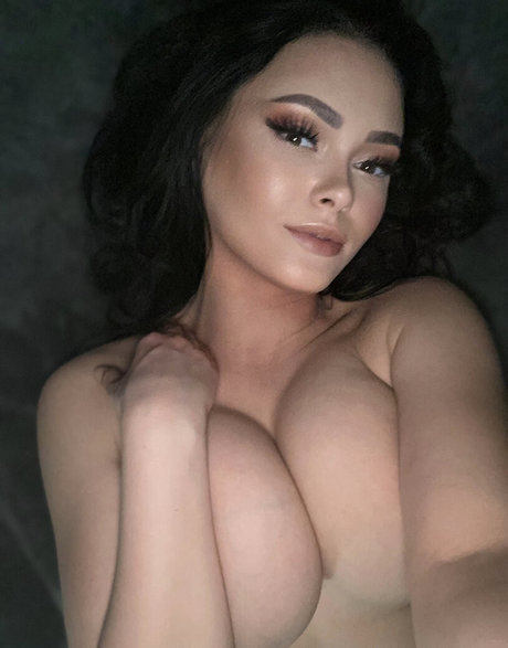 Michelleyroo nude model pic
