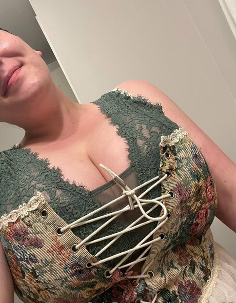 Bustybae95 model beautiful photos