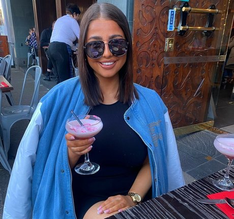 skinny brunette onlyfans top pic