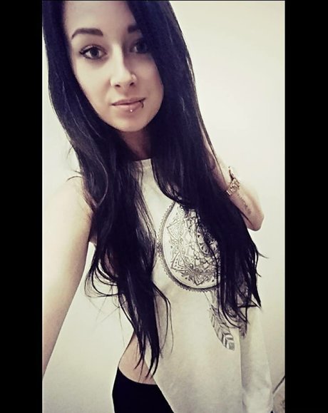 lizzzyfox model hd pic