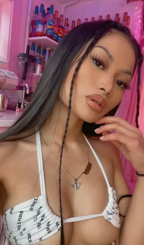 freesojustarr model erotic photo