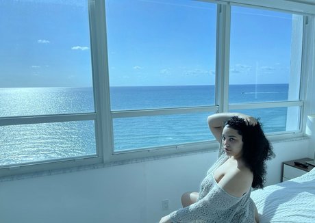 beautiful babe onlyfans naked gallery