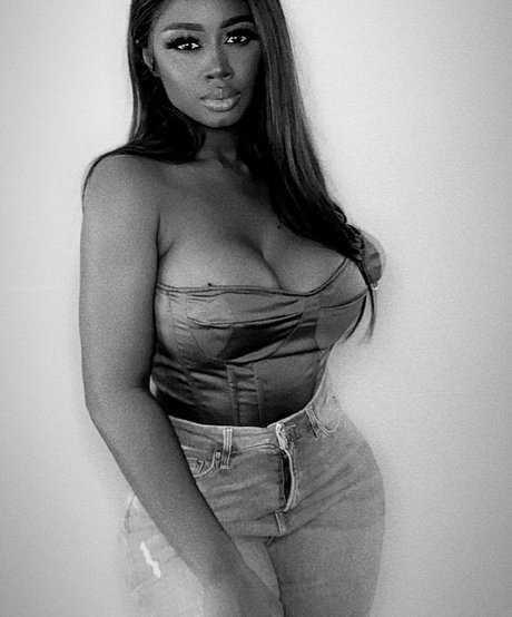 LXRYCC star erotic photos