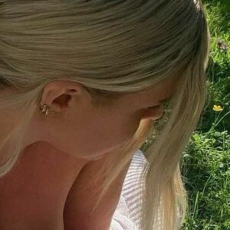 Izzy Nicholls model nude picture