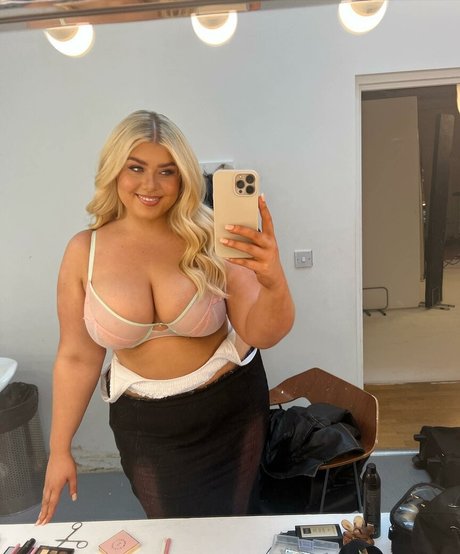 Izzy Nicholls porn model photo