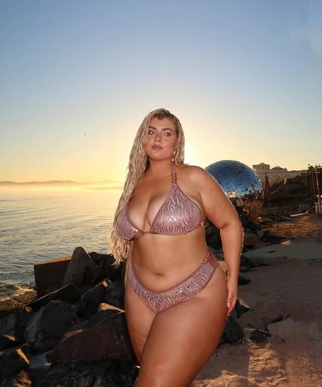 Izzy Nicholls star hot pic