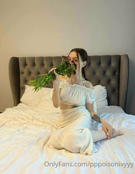 lorataylor naked actress images