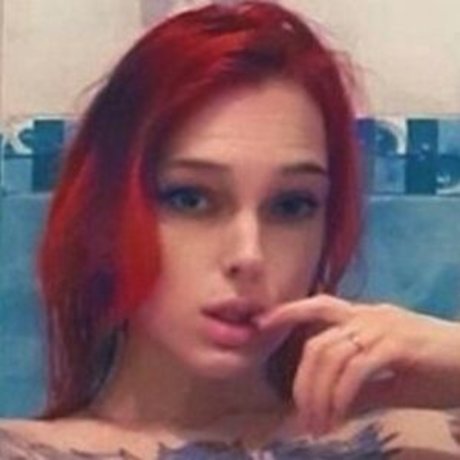 KiraDeWitch naked model picture