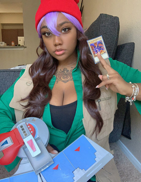 izzysaeko nude actress gallery