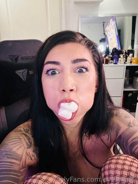 Evelyne92 adult actress photo