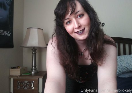 anniebrokely hot pornstar img