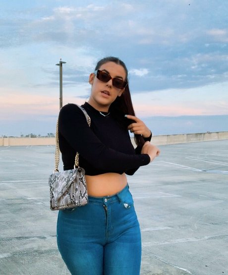 Lizzy Rae model pornographic image