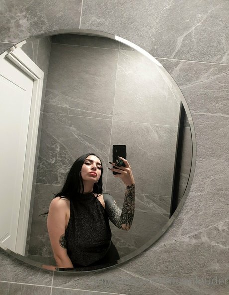 moanlouder model nude galleries