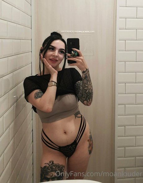 moanlouder sex model photo
