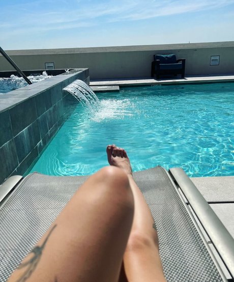 emusnotdeadpremium sexy pornstar photo