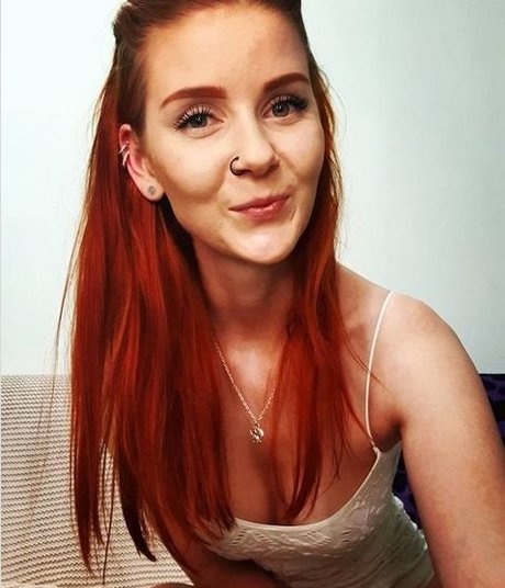 LittleBee pornstar top picture