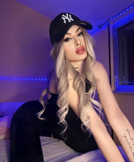 aliih hx nude model archive