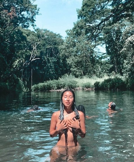 Hitomi Mochizuki model art pics