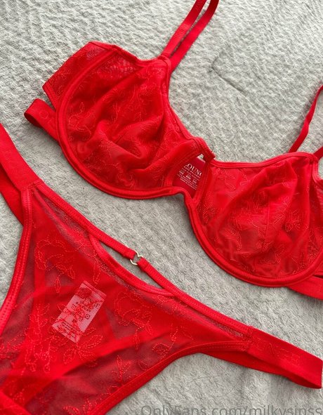 milkysinss model photo