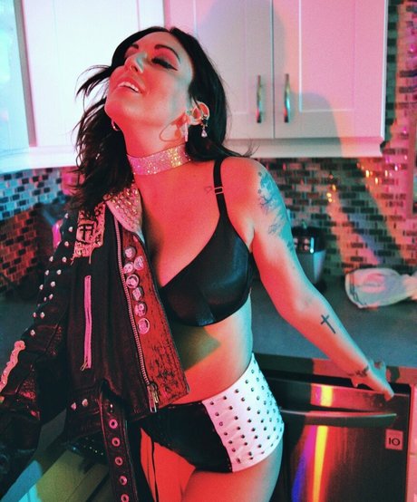 Evil Little Creature star sexy pics