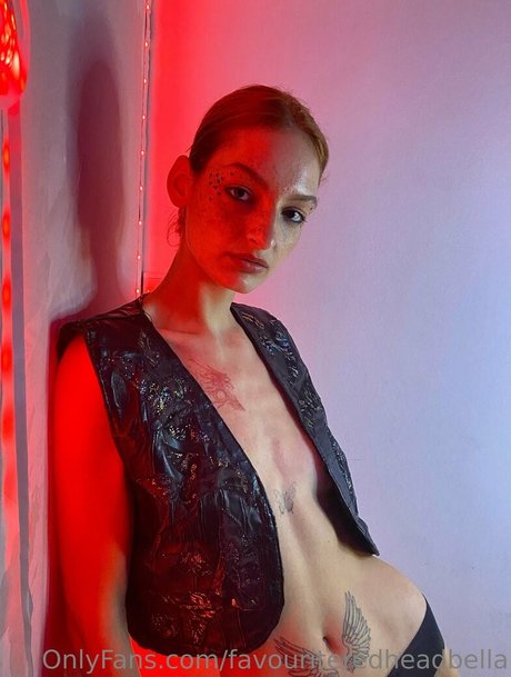 favouriteredheadbella star art img