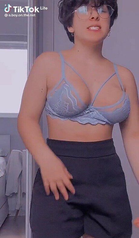 Taqueloe model nudes image