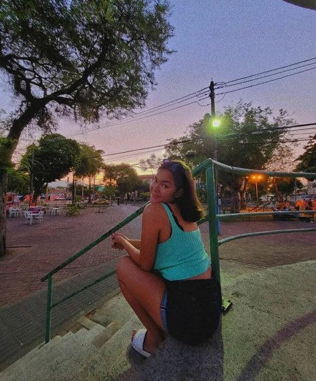 Alice M naked model image