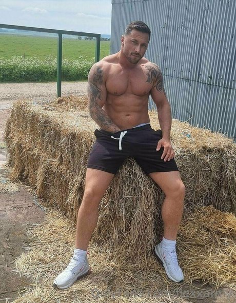 flexxarmy exclusive model img