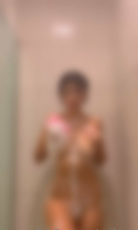 waifujuju art model photo