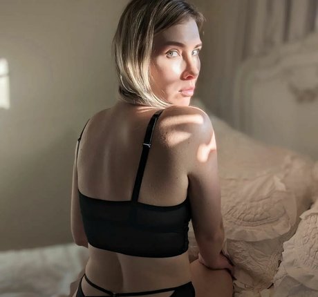 Mallory Moore nudes model pic