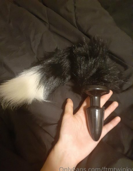 enbyqt nudes model image