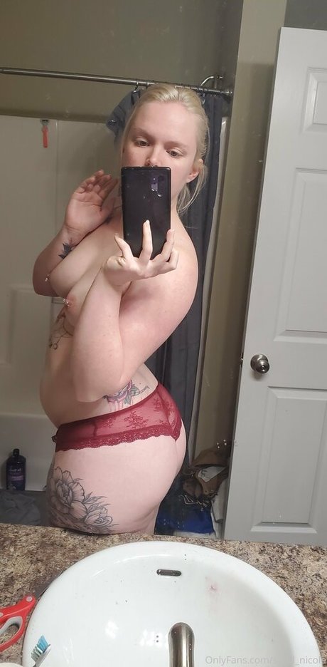 sadd nicole hot pornstar img