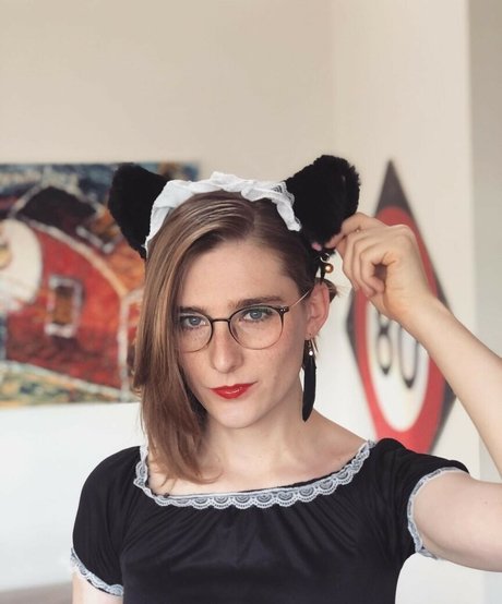 Alice In Wonder1and model erotic pic