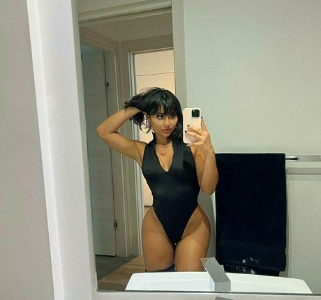 Snaxychann model adult picture