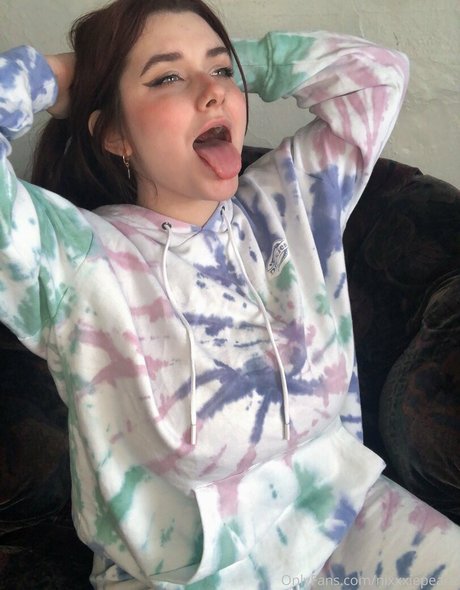 nixxxie erotic model img