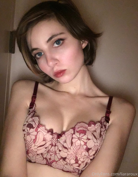 Liara Roux model erotic picture