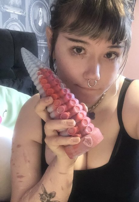 Tinyfawnn pornstar naked photo