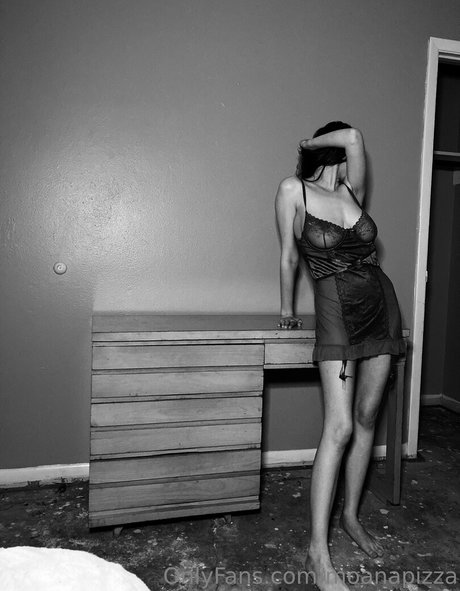 moanapizza erotic model image