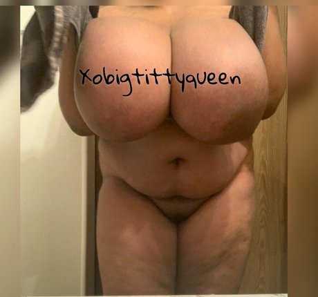 XoBigTittyQueen beautiful model photo