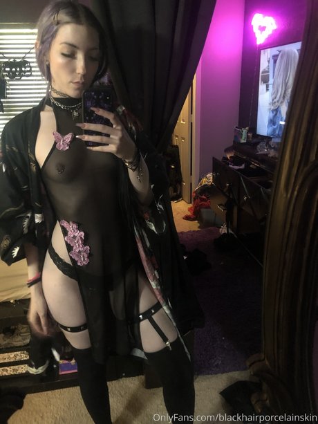 Dallee model nude pic