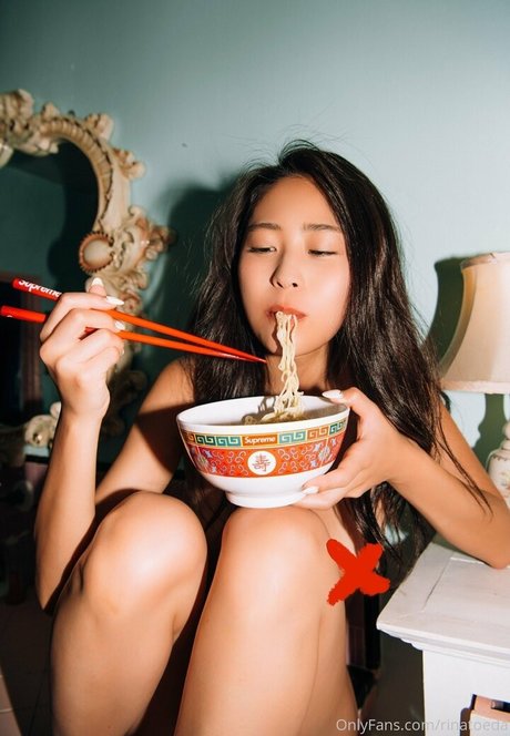 Rina Toeda sex model picture