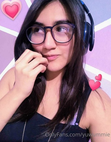 Yuwummie pornstar nude photo