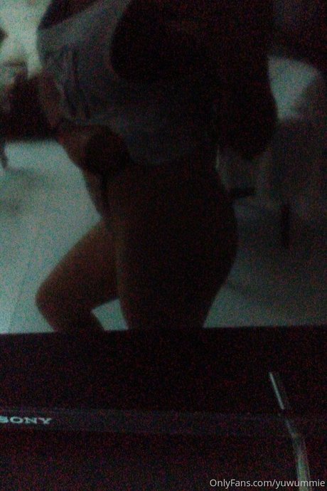 Yuwummie nude model pictures