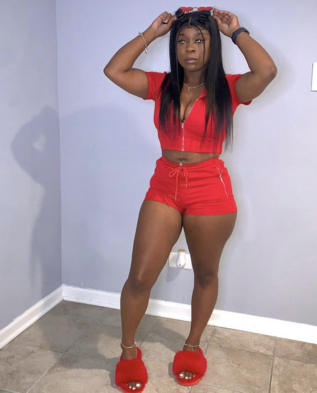 thick trixxx naked pornstar img