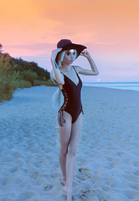 WhiteFox naked star photo