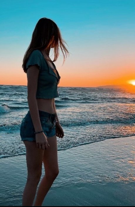 AmbryDear_ star nude gallery