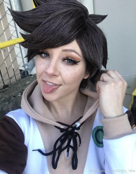 Feisty Vee model top galleries