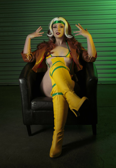 Feisty Vee porn model archive